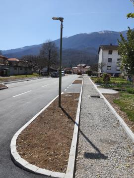 Urejanje pločnikov in zelenic.